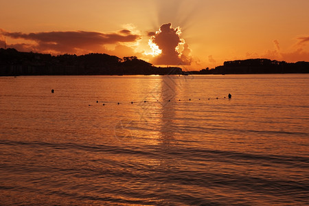 日落从Baion海滩加丽西亚班牙图片
