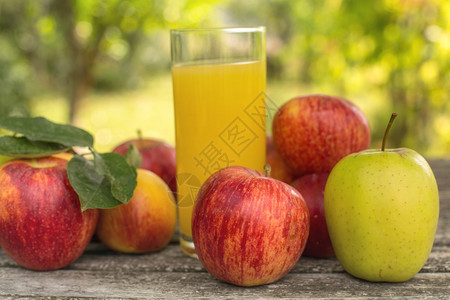 果实和桃汁在户外木制的桌边图片
