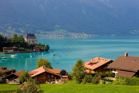 从瑞士的Iseltwad观测到的jungfra地区的阿尔卑斯山湖brienz图片