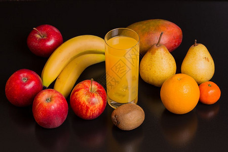 黑背景的果子和橙汁工作室照片图片
