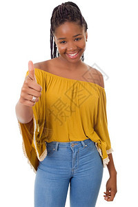 年轻非洲女举起拇指与白种背景隔绝图片
