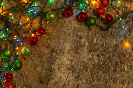 带有照明的圣诞装饰用旧木背景图片