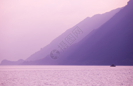 日落时瑞士湖在布赖恩斯高清图片
