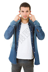 英俊的年轻人遮住耳朵孤立的白种背景图片