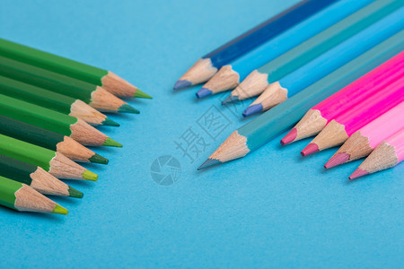 蓝色背景的木质彩铅笔图片