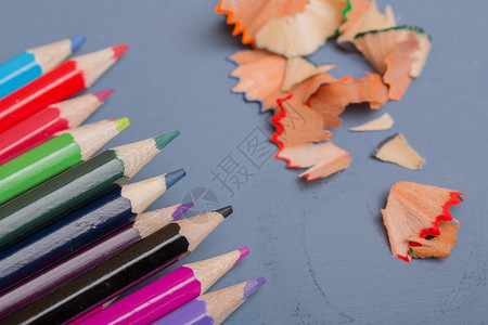 蓝木桌上的质彩色铅笔图片