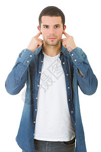 英俊的年轻人遮住耳朵孤立的白种背景图片