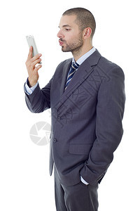 穿着西装和领带的商人用手机相拍摄自照片图片
