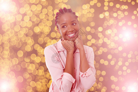 快乐的非洲女孩在圣诞节的灯光图片