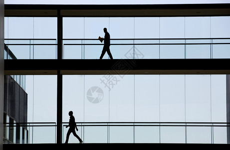 现代办公大楼内装有全景窗的现代办公大楼内两名商人的影视图片