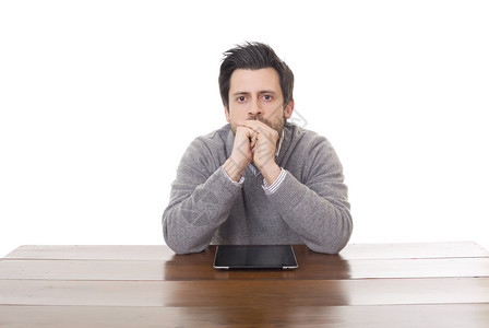 一个人在桌子上工作与平板电脑PC孤立工作图片