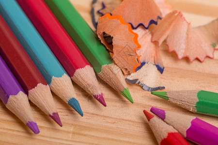 木制彩色铅笔桌上彩色铅笔图片