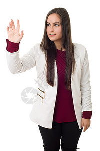 年轻女商人在白色背景上推动或展出透明的屏幕孤立在白色背景图片