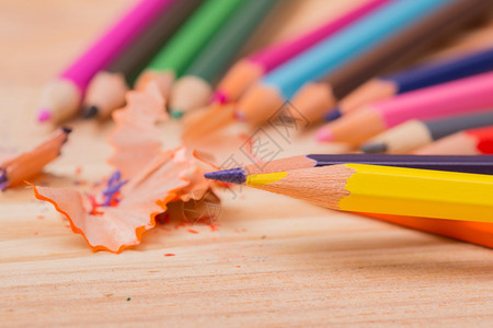 木制彩色铅笔在木制桌上有磨亮的剃须彩色铅笔图片