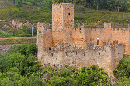 阿穆罗勒城堡是一个中世纪的城堡位于中波尔图加位于塔古斯河中部的一个小岩石岛上图片