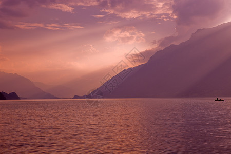 日落时在瑞士的布赖恩兹湖日落时在布赖恩斯湖图片