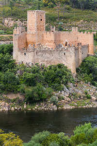 阿穆罗勒城堡是一个中世纪的城堡位于中部的脚下位于塔古斯河中间的一个小岩石岛背景图片