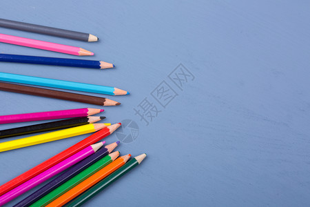 蓝木背景上用过的彩色铅笔图片