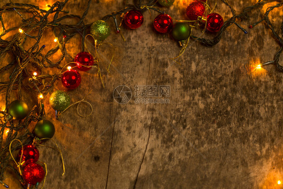 带有照明的圣诞装饰用旧木背景图片
