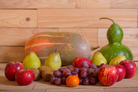 木制桌上的水果工作室图片图片