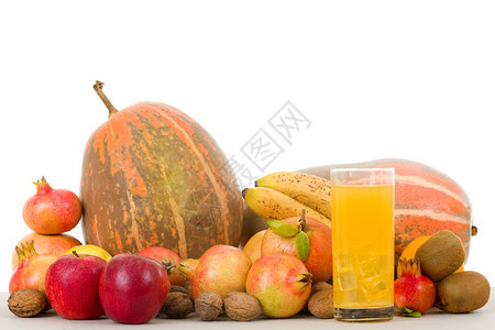 秋天自然水果概念落和橙汁白色背景工作室图片图片