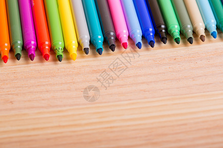木制桌上的彩色标记笔图片