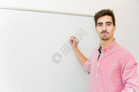 学校的男青年生在白板上图片