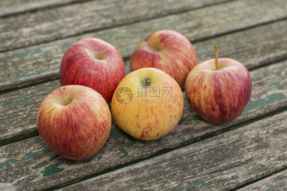 成熟的红苹果放在木桌上图片