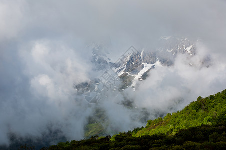 在欧洲皮科斯德罗巴公园西班牙阿斯图里亚山峰上的雪高清图片