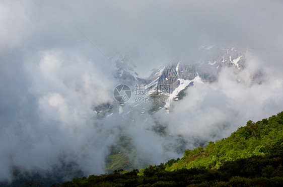 在欧洲皮科斯德罗巴公园西班牙阿斯图里亚山峰上的雪图片