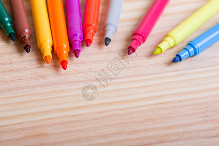 木制桌上的彩色标记笔图片