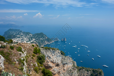 意大利卡布里岛的Farglion悬崖和暴风海背景