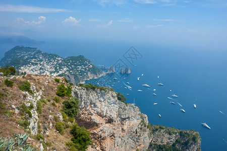 意大利卡布里岛的Farglion悬崖和暴风海背景