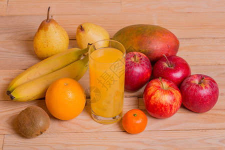 木制桌上的果子和橙汁工作室照片图片