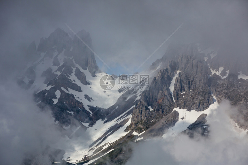 在欧洲皮科斯德罗巴公园西班牙阿斯图里亚山峰上的雪图片