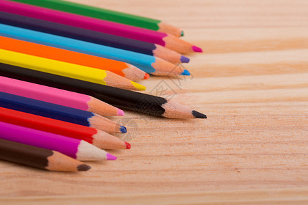 木背景上的彩色铅笔图片