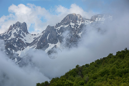 在欧洲皮科斯德罗巴公园西班牙阿斯图里亚山峰上的雪图片