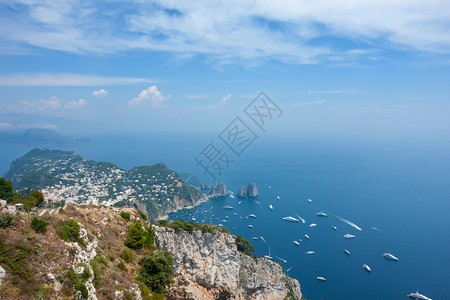 意大利卡布里岛的Farglion悬崖和暴风海背景