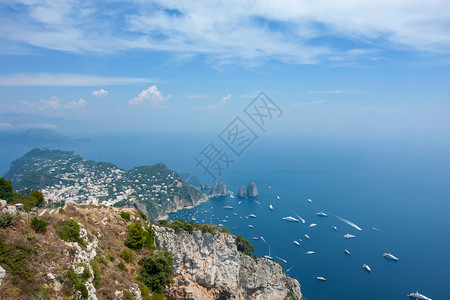 意大利卡布里岛的Farglion悬崖和暴风海图片