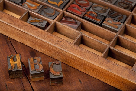 AB和C字母以复方gae木纸质Abbey字体格式形Abbey字体格式和背景中的旧写字机图像可以水平翻转原始查看打印块图片
