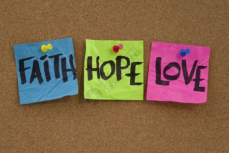 信仰希望和爱手写在色彩多的音符上贴在cork公告板上图片