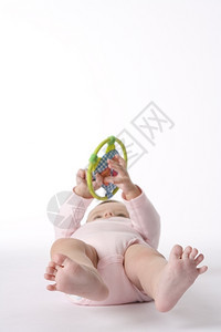 女婴在地板上与玩具耍图片