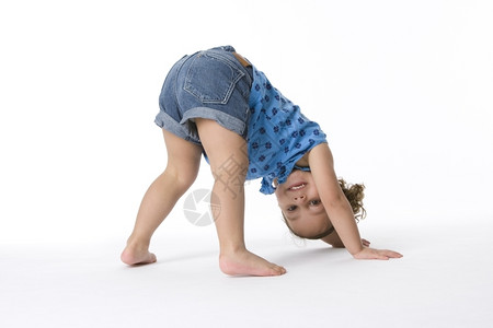 卖火柴的小女孩小女孩站在手脚上背景