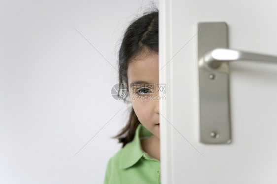 小女孩躲在门后图片