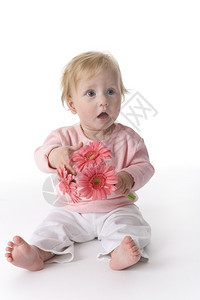 女婴与粉红花坐在地板上图片