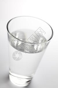 玻璃杯有清净的水图片