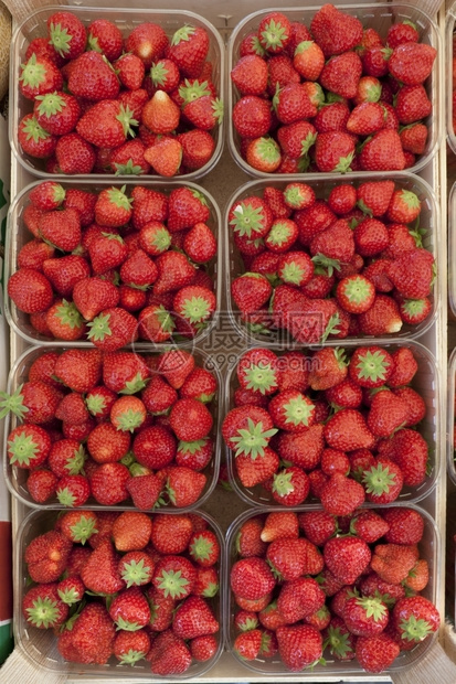 装有新鲜草莓的盒子图片