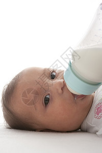 婴儿用奶瓶喂养图片