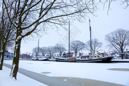冬季冰冻运河中的荷兰经典船图片