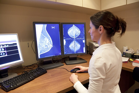 放射技术员检查乳腺造影测试图片